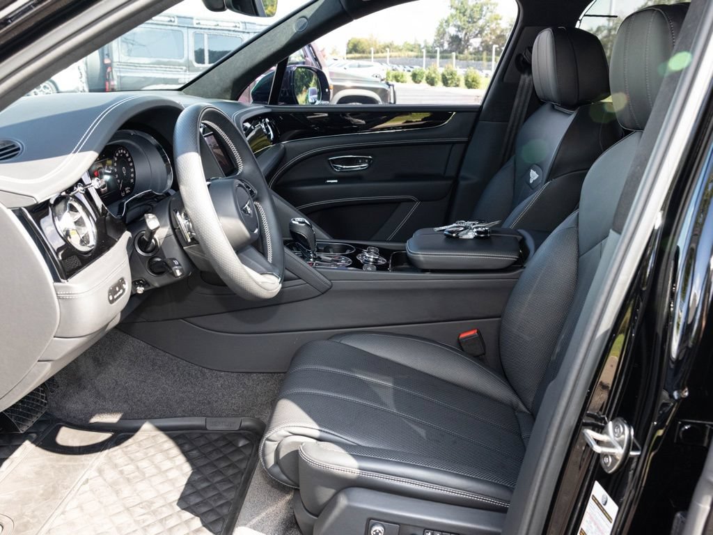 Used 2025 Bentley Bentayga AWD/4WD image 30