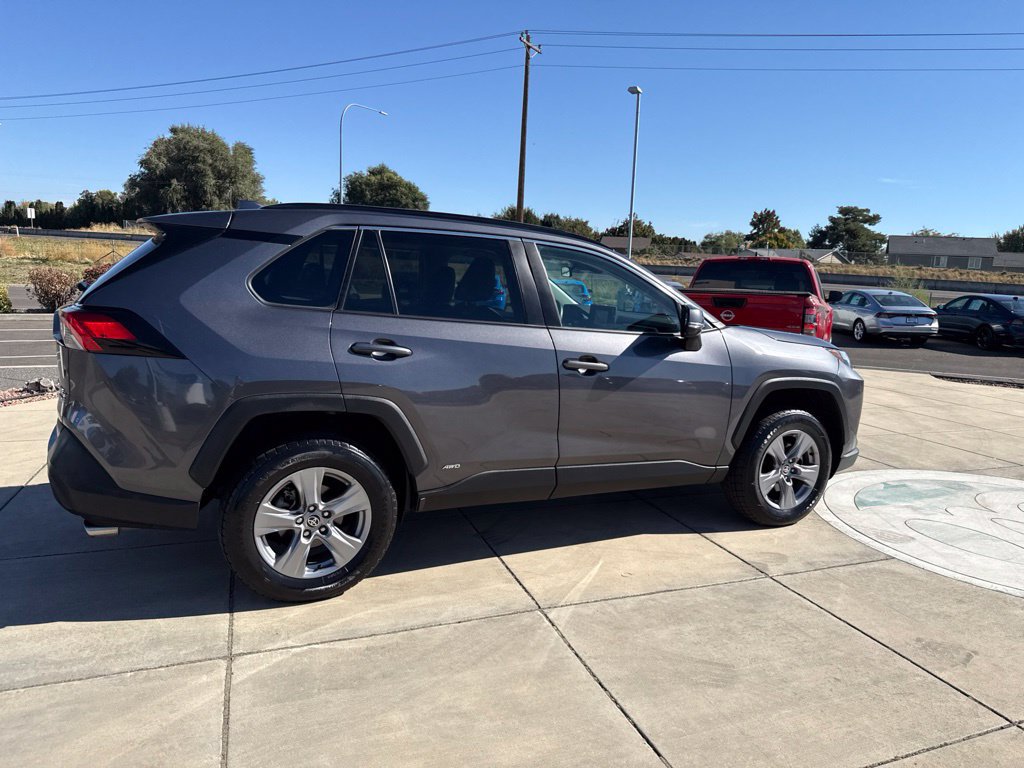 Used 2022 Toyota RAV4 XLE w/ Convenience Package AWD/4WD image 5