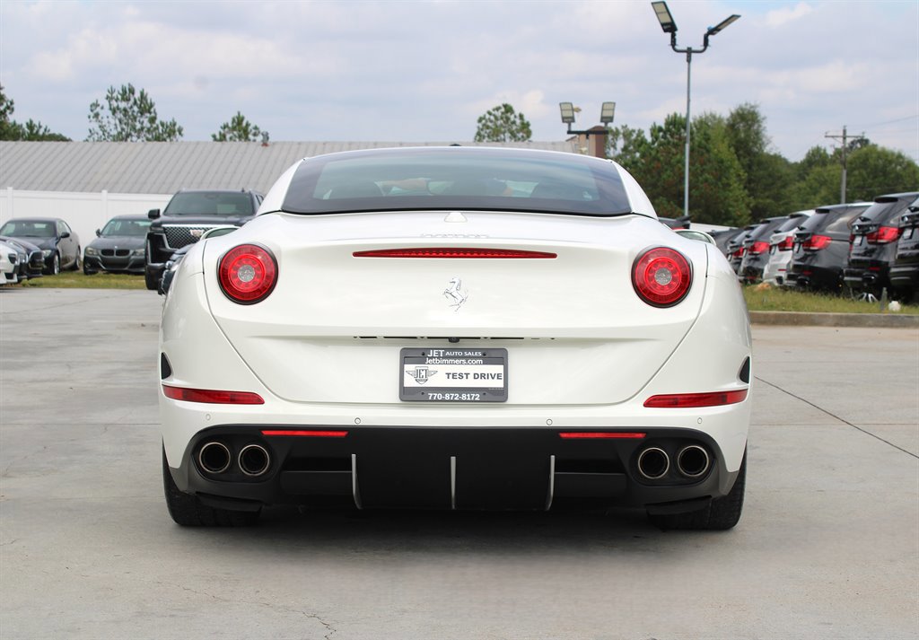 Used 2015 Ferrari California T RWD image 11