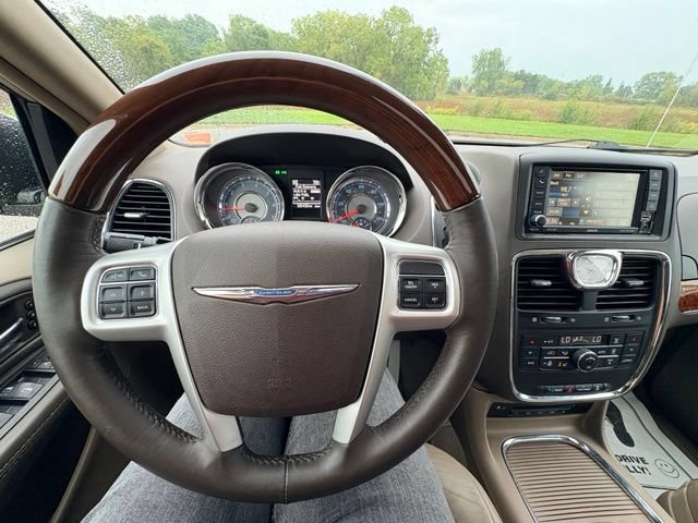 Used 2016 Chrysler Town & Country Limited Platinum w/ Trailer Tow Group FWD image 17