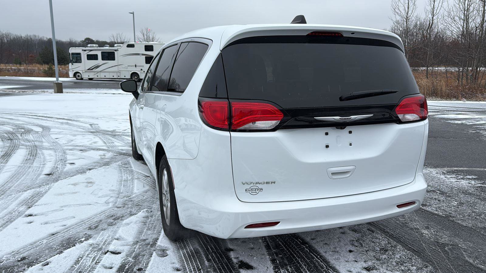 Used 2023 Chrysler Voyager LX image 8