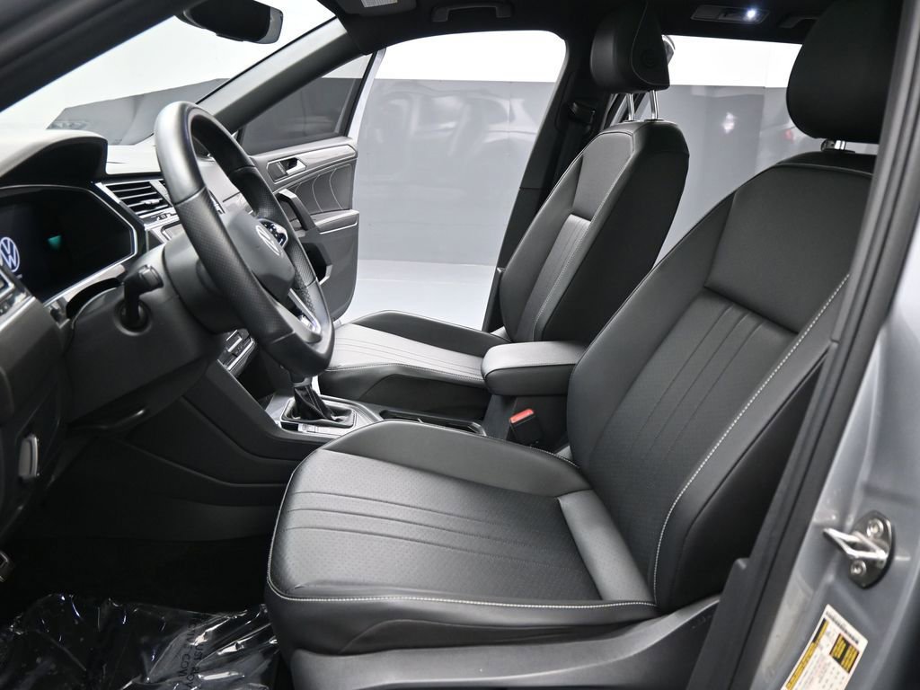 Used 2023 Volkswagen Tiguan SE R-Line image 9