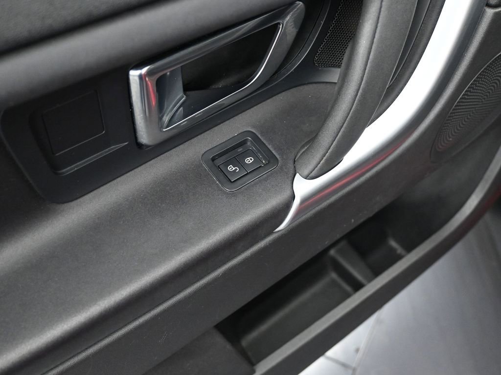 Used 2018 Land Rover Discovery Sport SE image 9