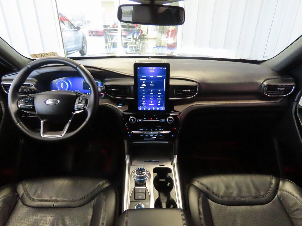 Used 2022 Ford Explorer Platinum w/ Premium Technology Package image 3