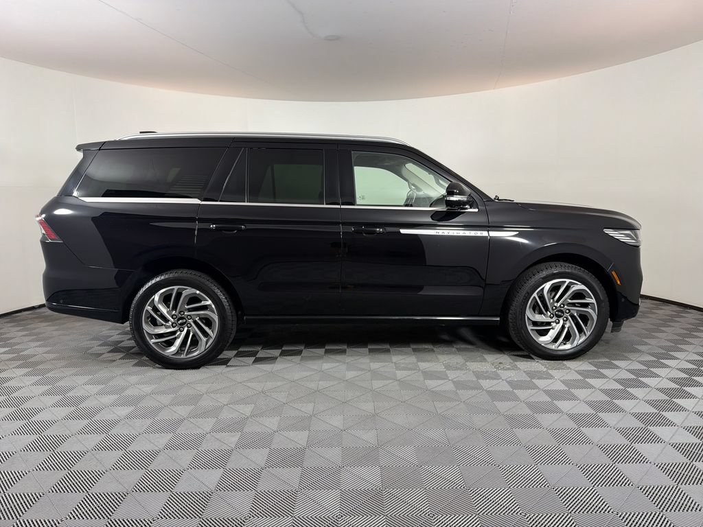 Used 2025 Lincoln Navigator Reserve AWD/4WD image 2