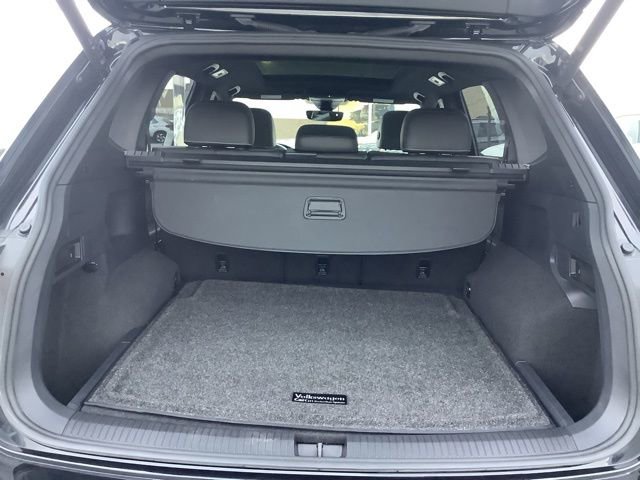 Used 2022 Volkswagen Tiguan SE R-Line image 9