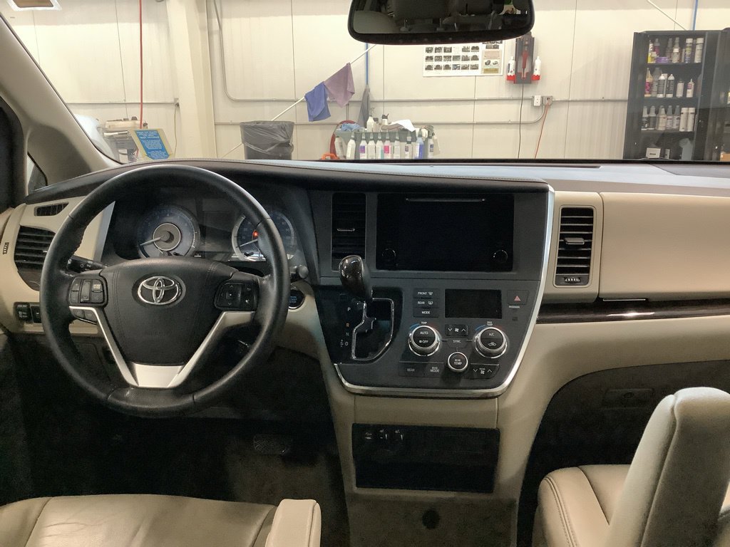 Used 2015 Toyota Sienna XLE FWD image 7
