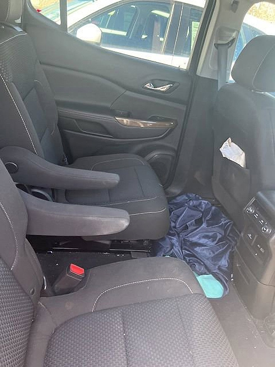 Used 2023 GMC Acadia SLE w/ Driver Convenience Package image 10