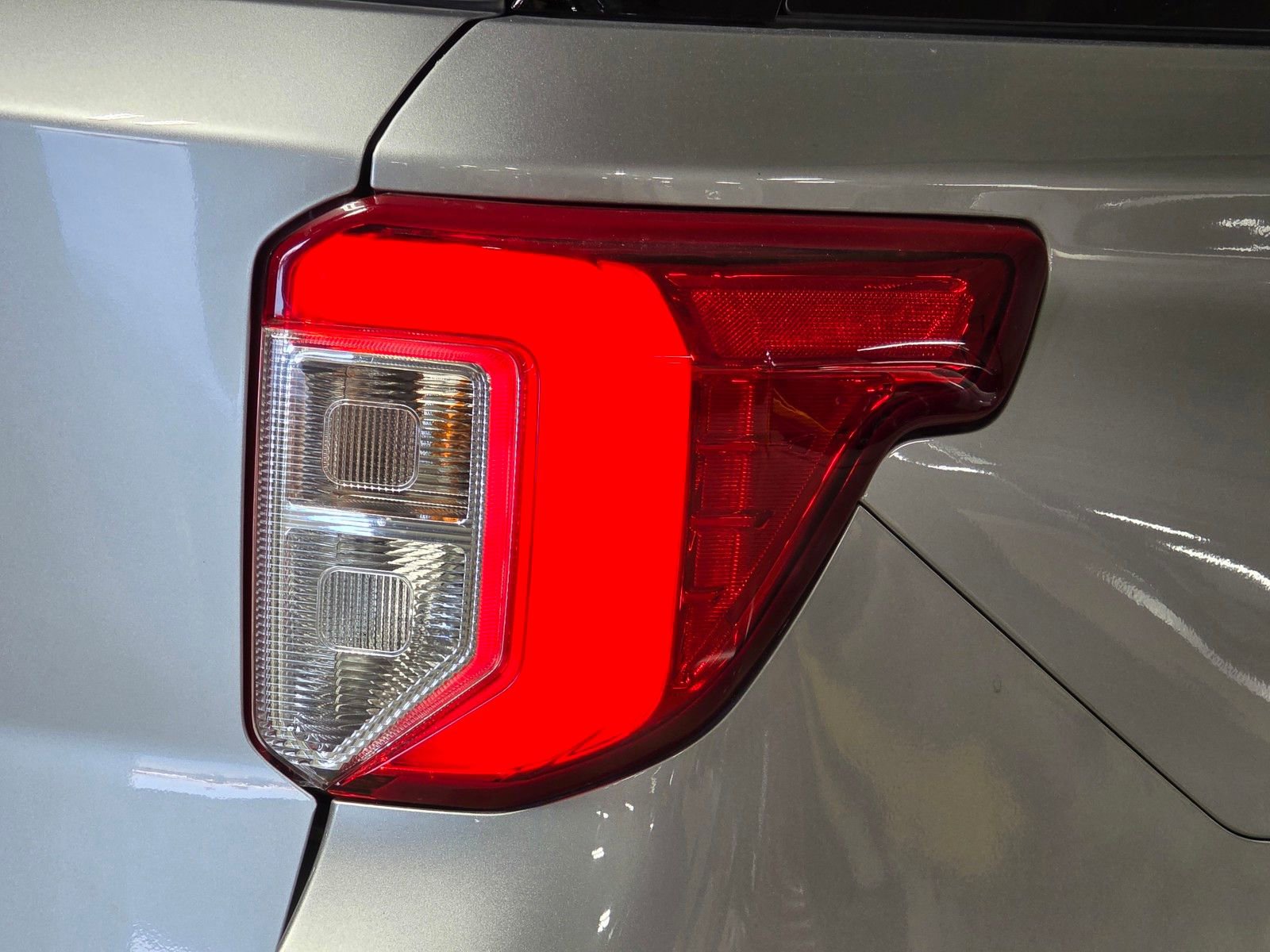 Used 2021 Ford Explorer XLT image 12