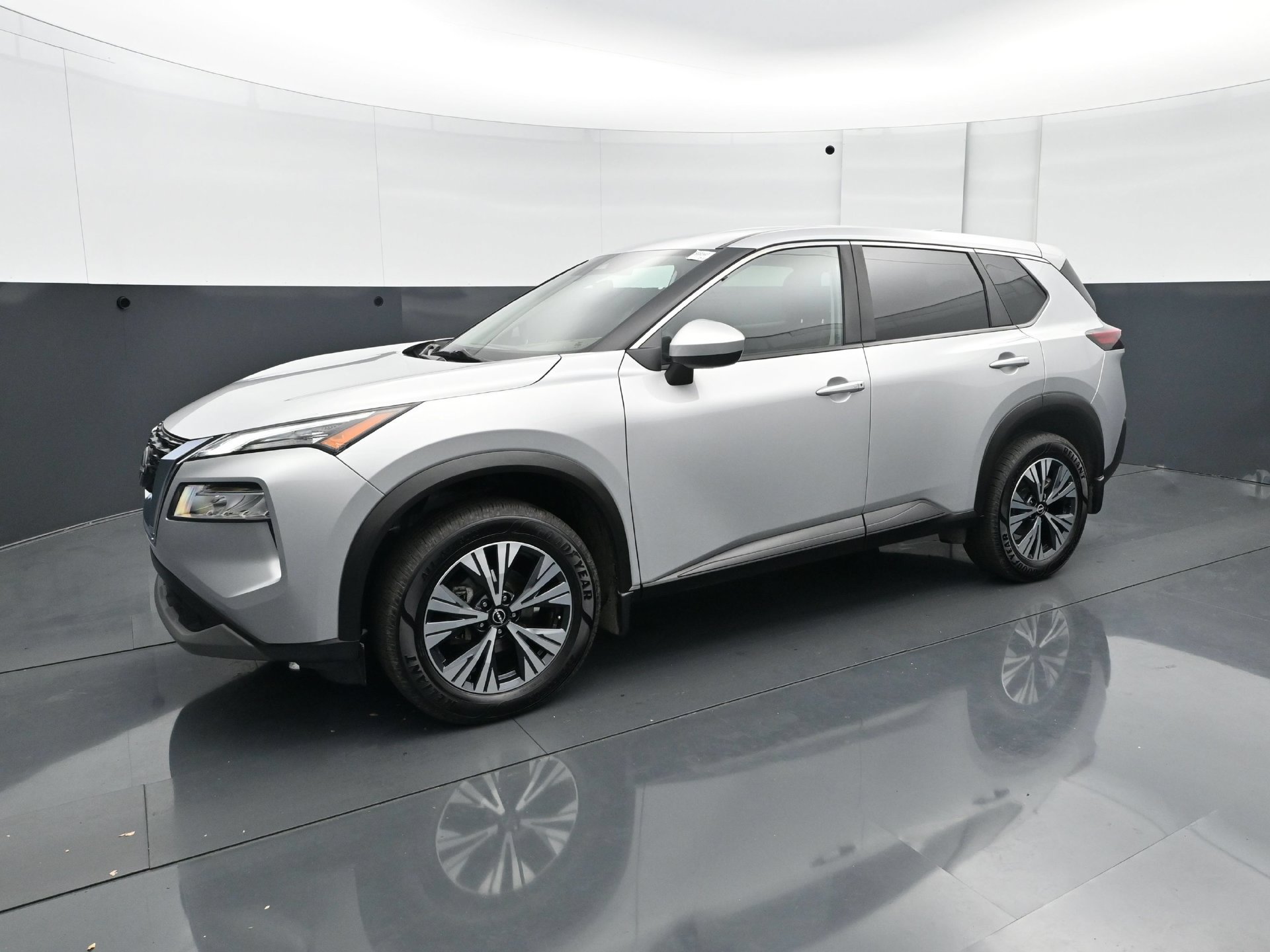 Used 2023 Nissan Rogue SV AWD/4WD image 2