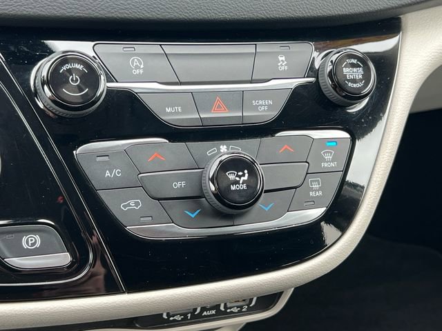 Used 2022 Chrysler Voyager LX FWD image 26