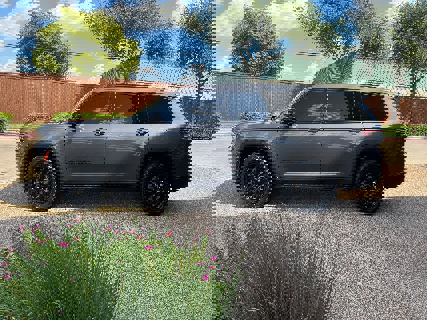 Used 2023 Jeep Grand Cherokee L Laredo image 11