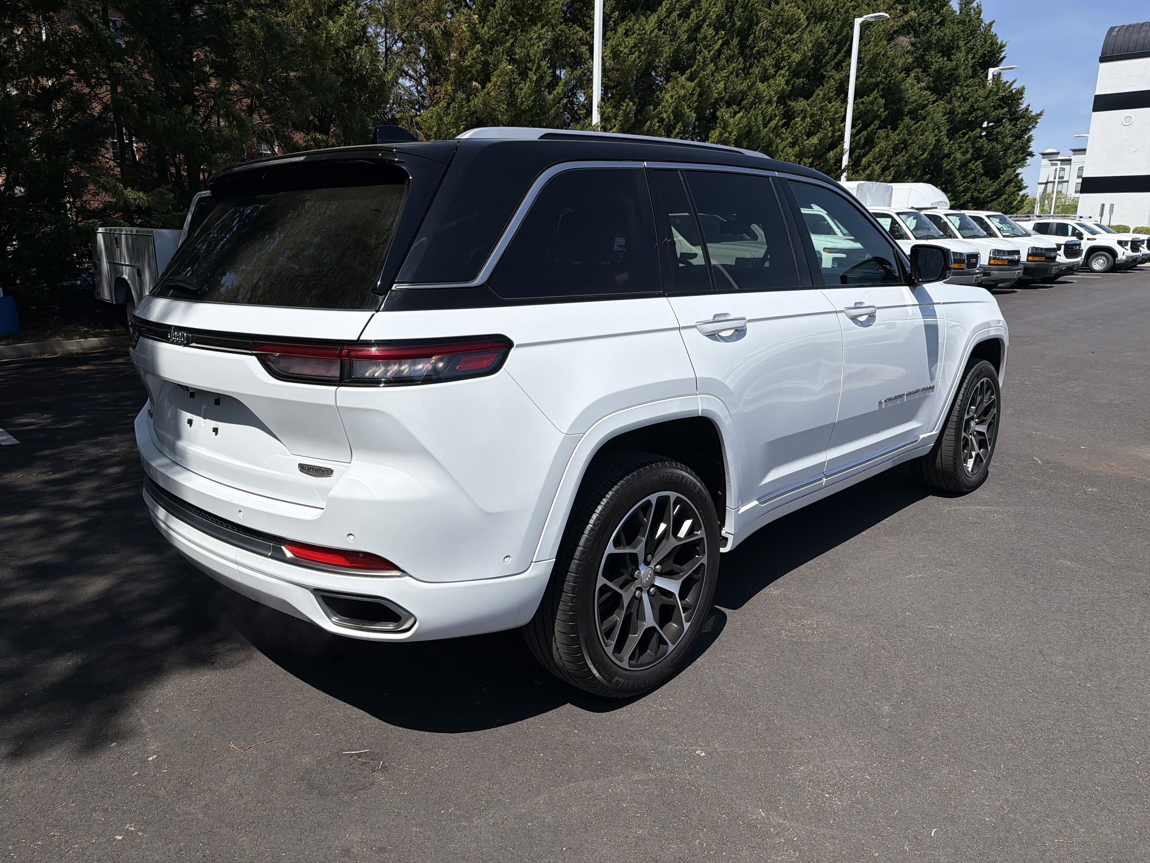 Used 2022 Jeep Grand Cherokee Summit AWD/4WD image 10