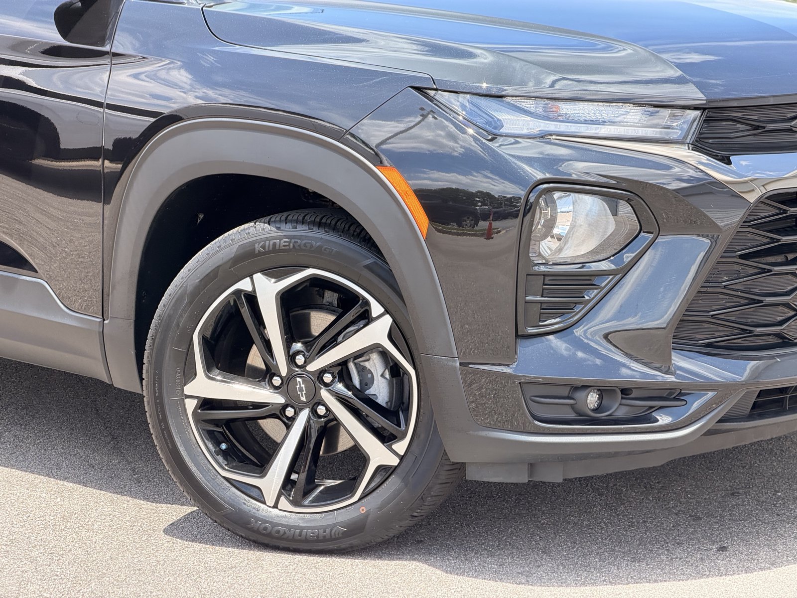 Used 2023 Chevrolet TrailBlazer RS w/ Convenience Package AWD/4WD image 3