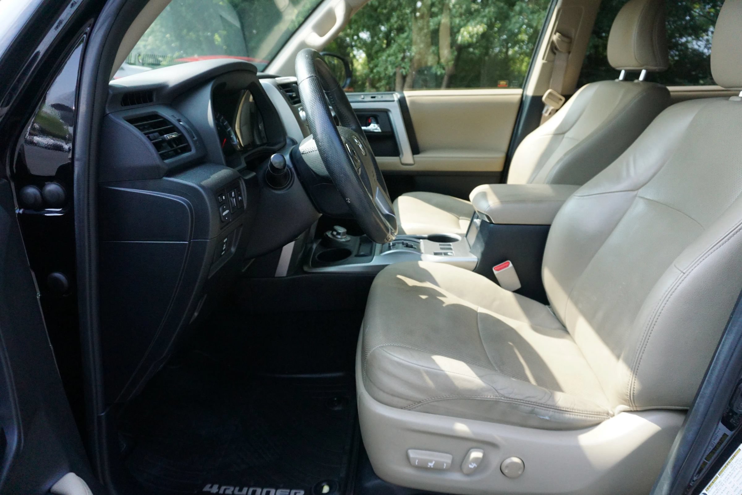 Used 2016 Toyota 4Runner Limited AWD/4WD image 23