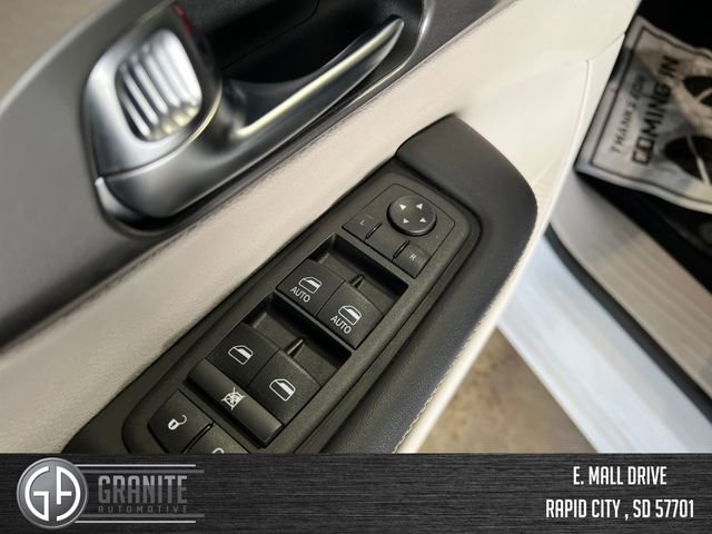 Used 2024 Chrysler Pacifica Select image 11