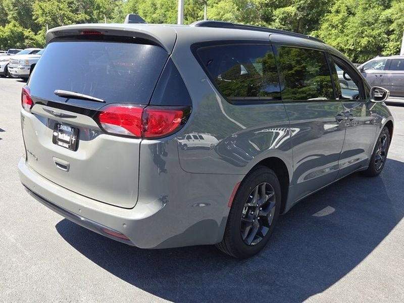 Used 2020 Chrysler Pacifica Touring-L Plus FWD image 15