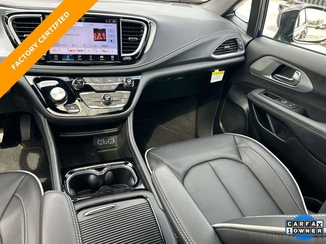 Used 2025 Chrysler Pacifica Premium FWD image 16
