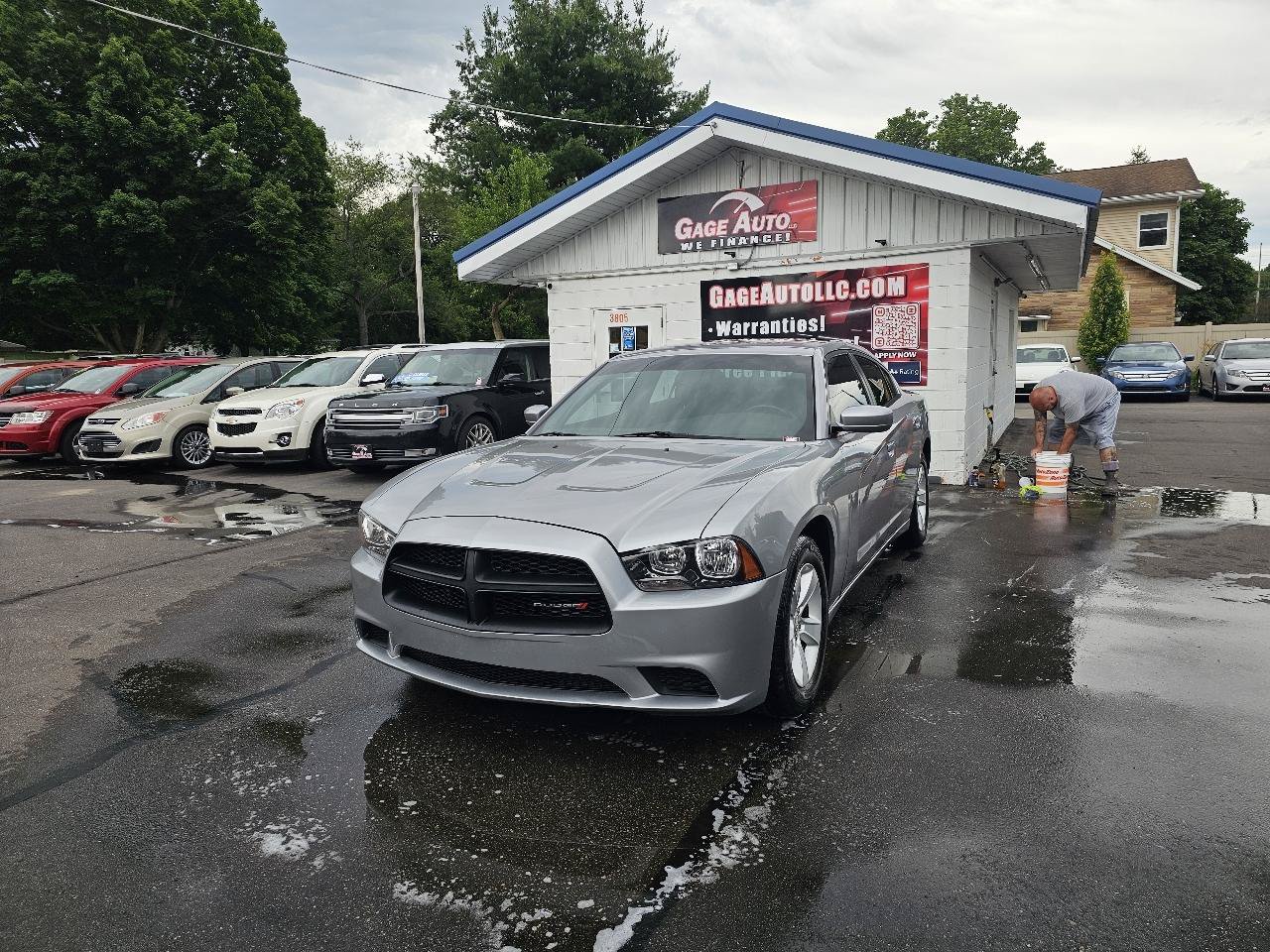 Used 2013 Dodge Charger SE RWD image 3