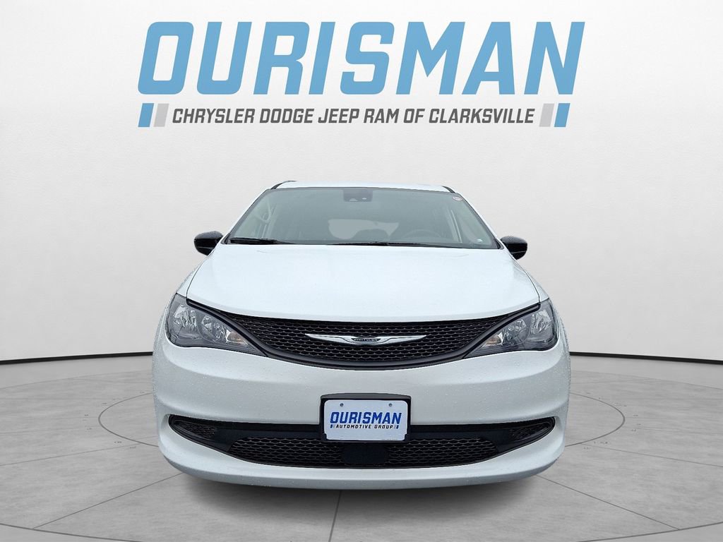 Used 2023 Chrysler Voyager LX image 2