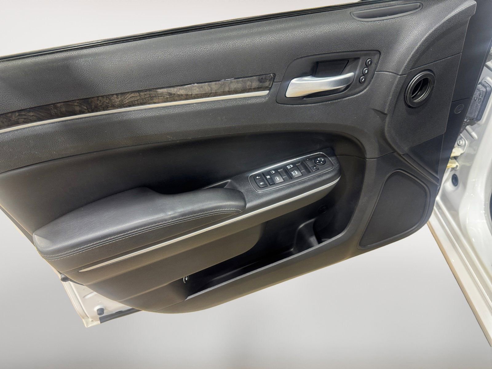 Used 2019 Chrysler 300 Limited w/ Light Group image 15