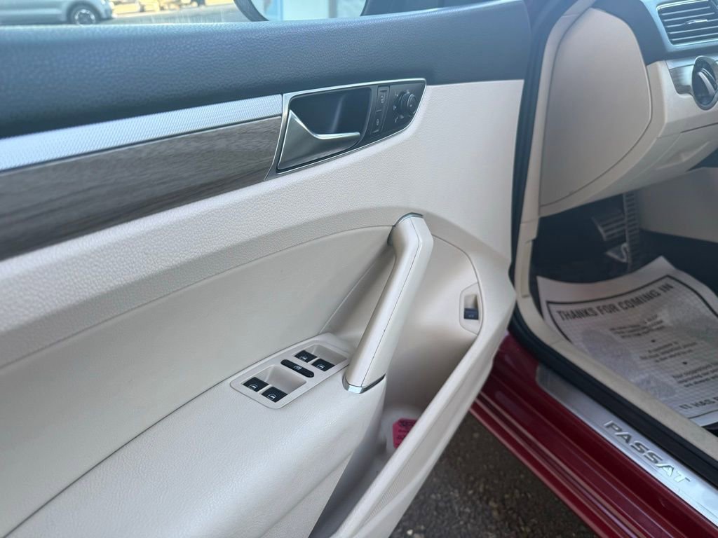Used 2018 Volkswagen Passat 2.0T SEL Premium image 27