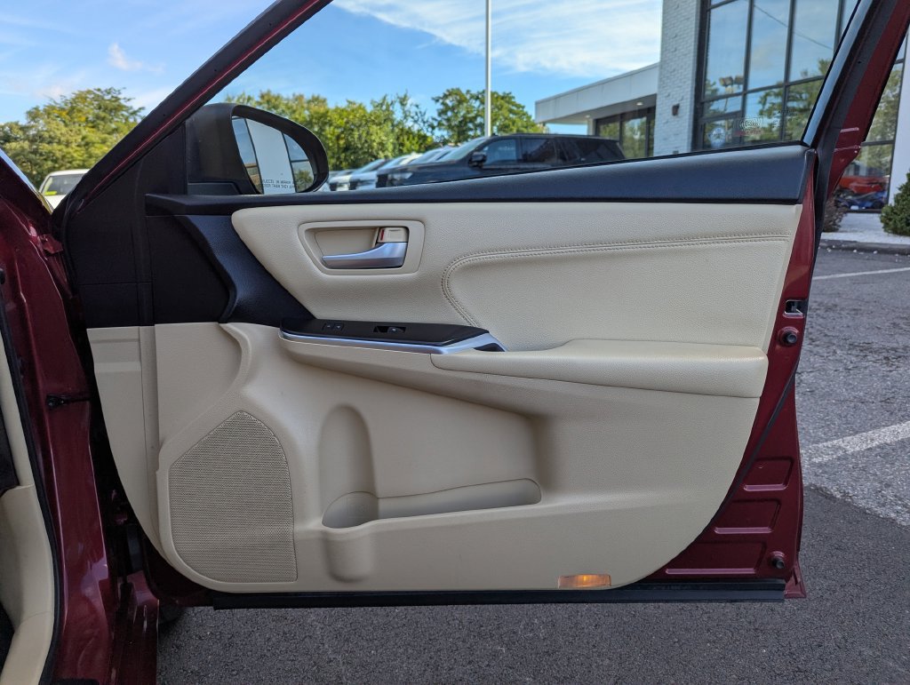 Used 2017 Toyota Camry XLE w/ Moonroof Package FWD image 32