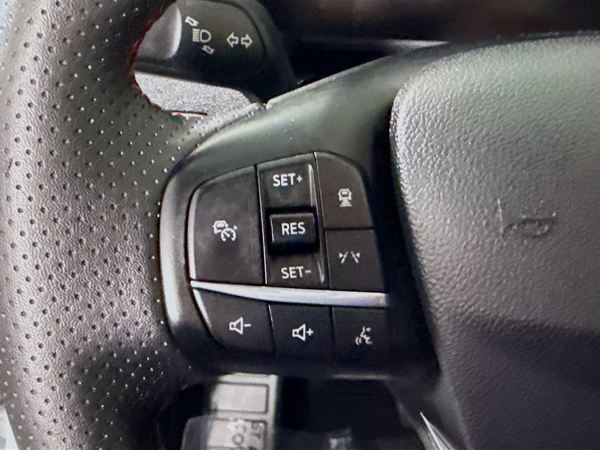 Used 2025 Ford Escape ST-Line w/ Tech Pack #1 FWD image 14