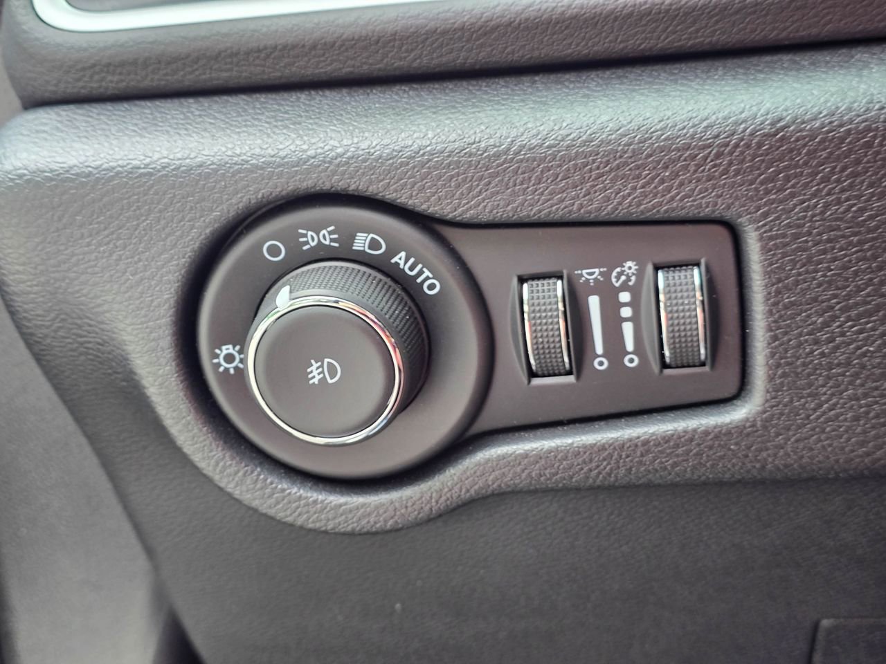 Used 2025 Chrysler Pacifica Select FWD image 24