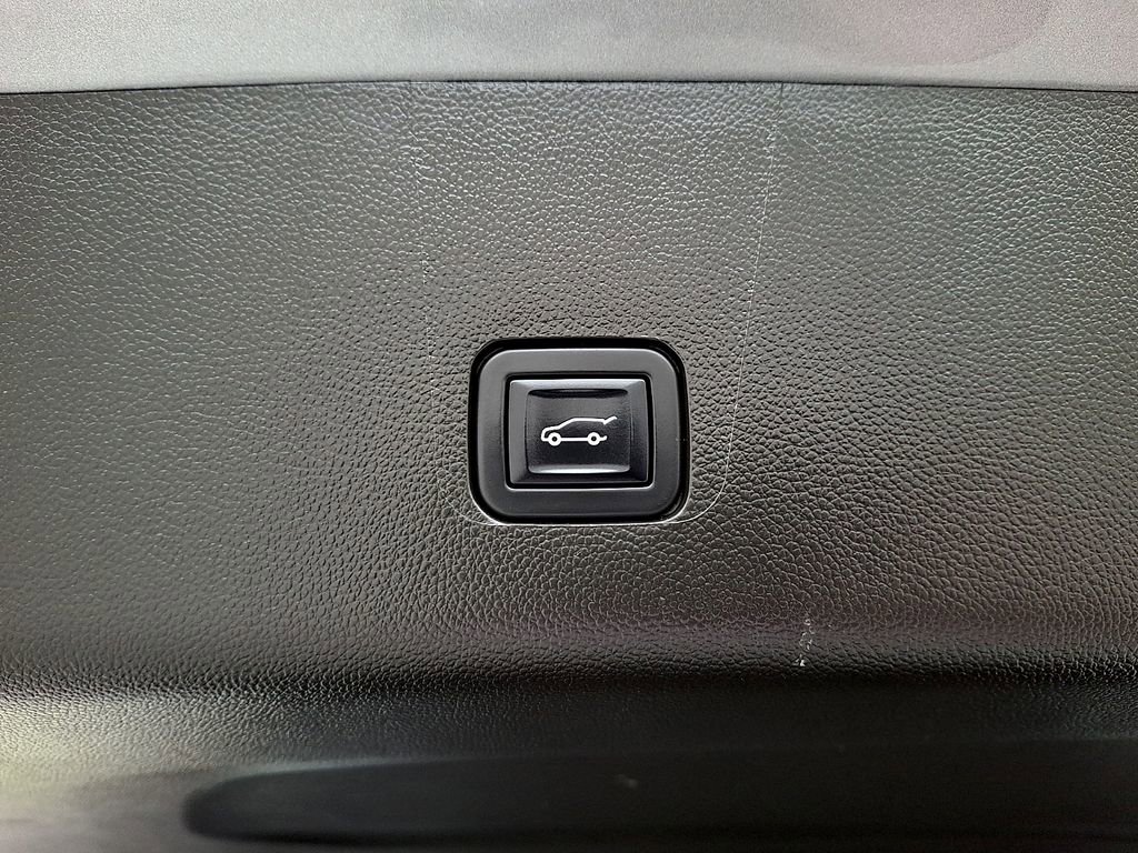 Used 2023 Chevrolet Traverse RS w/ LPO, Floor Liner Package AWD/4WD image 32