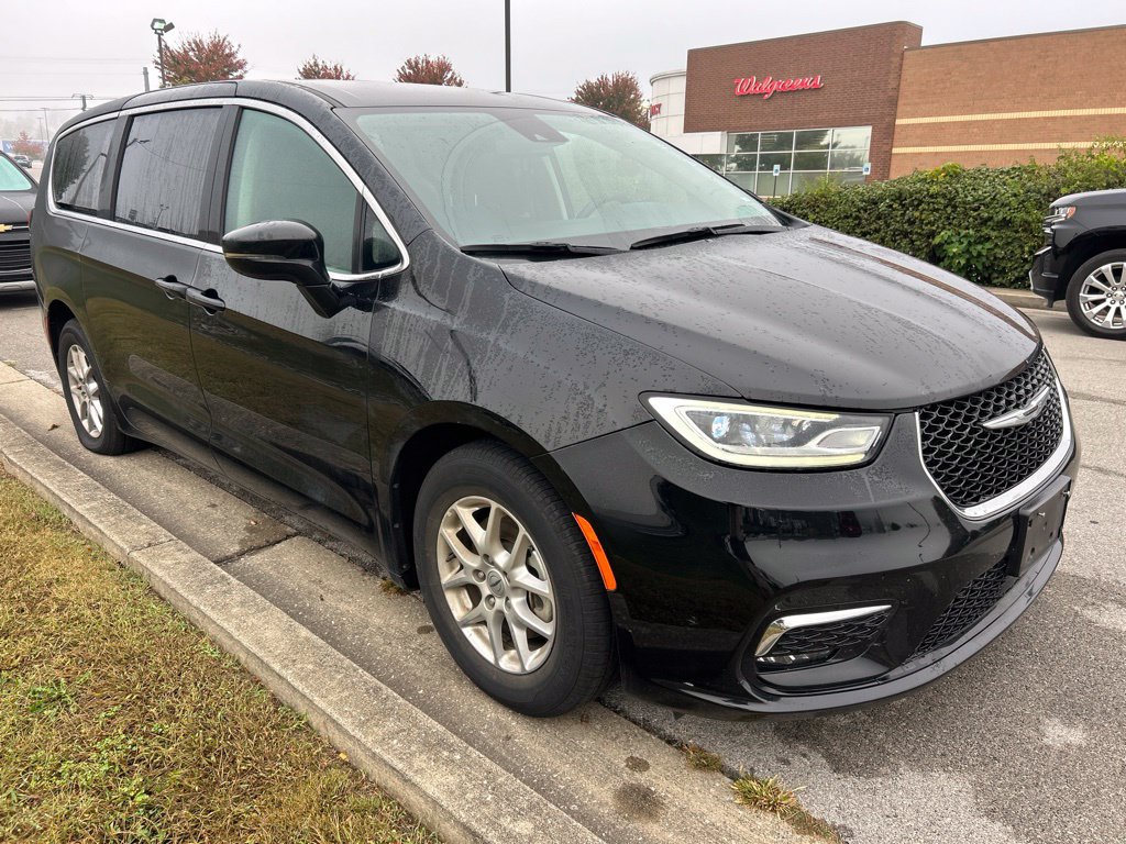 Used 2024 Chrysler Pacifica Touring-L FWD image 2