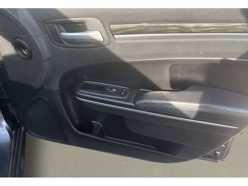 Used 2018 Chrysler 300 Touring L image 24