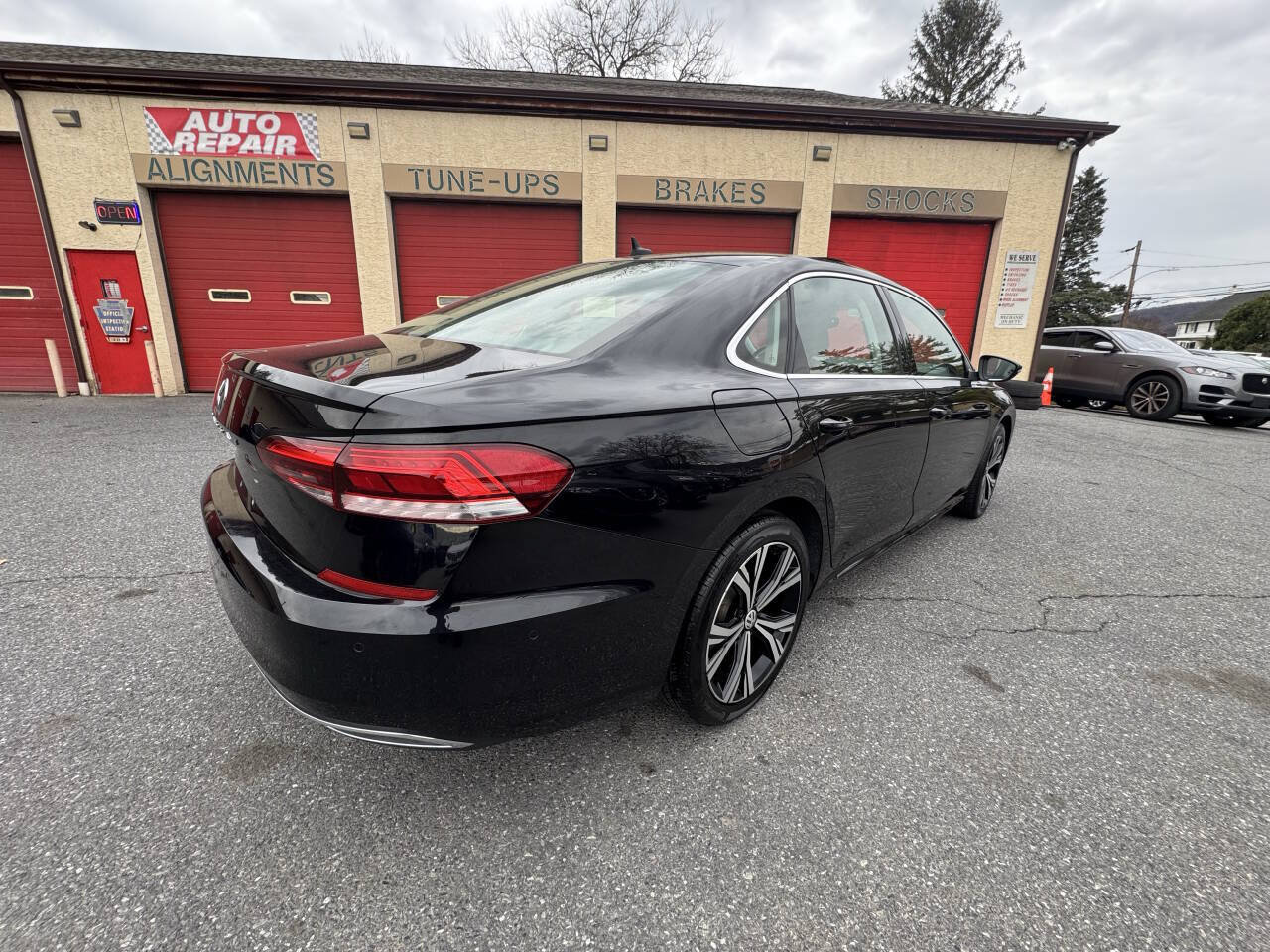 Used 2020 Volkswagen Passat 2.0T SEL FWD image 9
