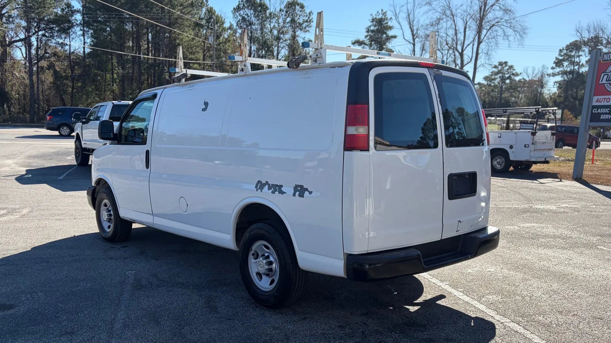 Used 2011 Chevrolet Express 2500 image 4