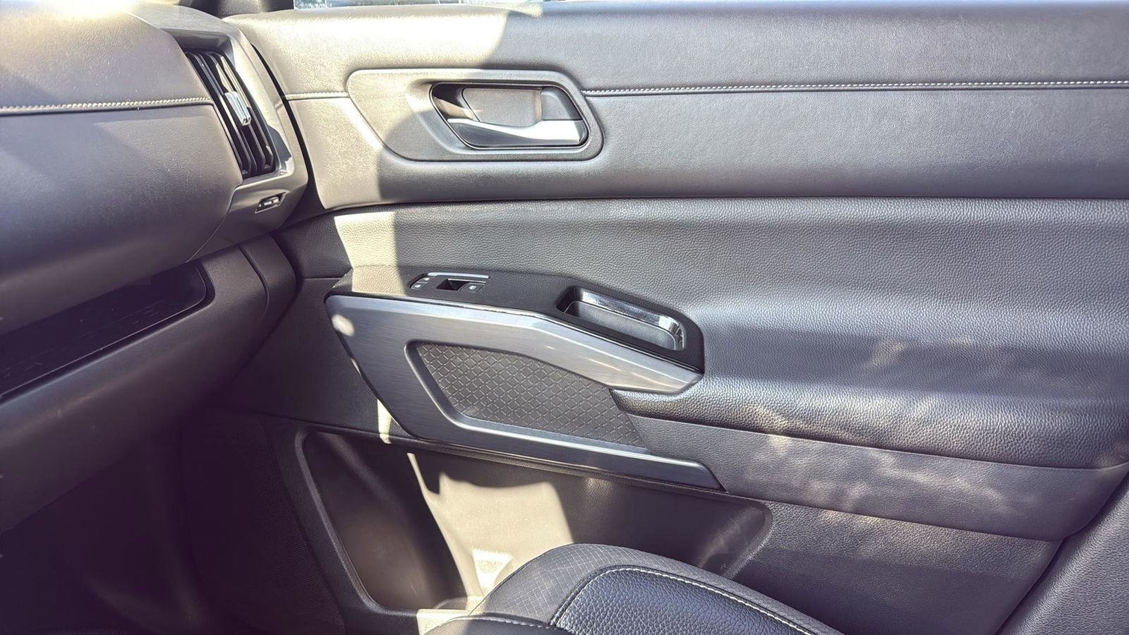 Used 2023 Nissan Pathfinder SL w/ SL Premium Package image 24