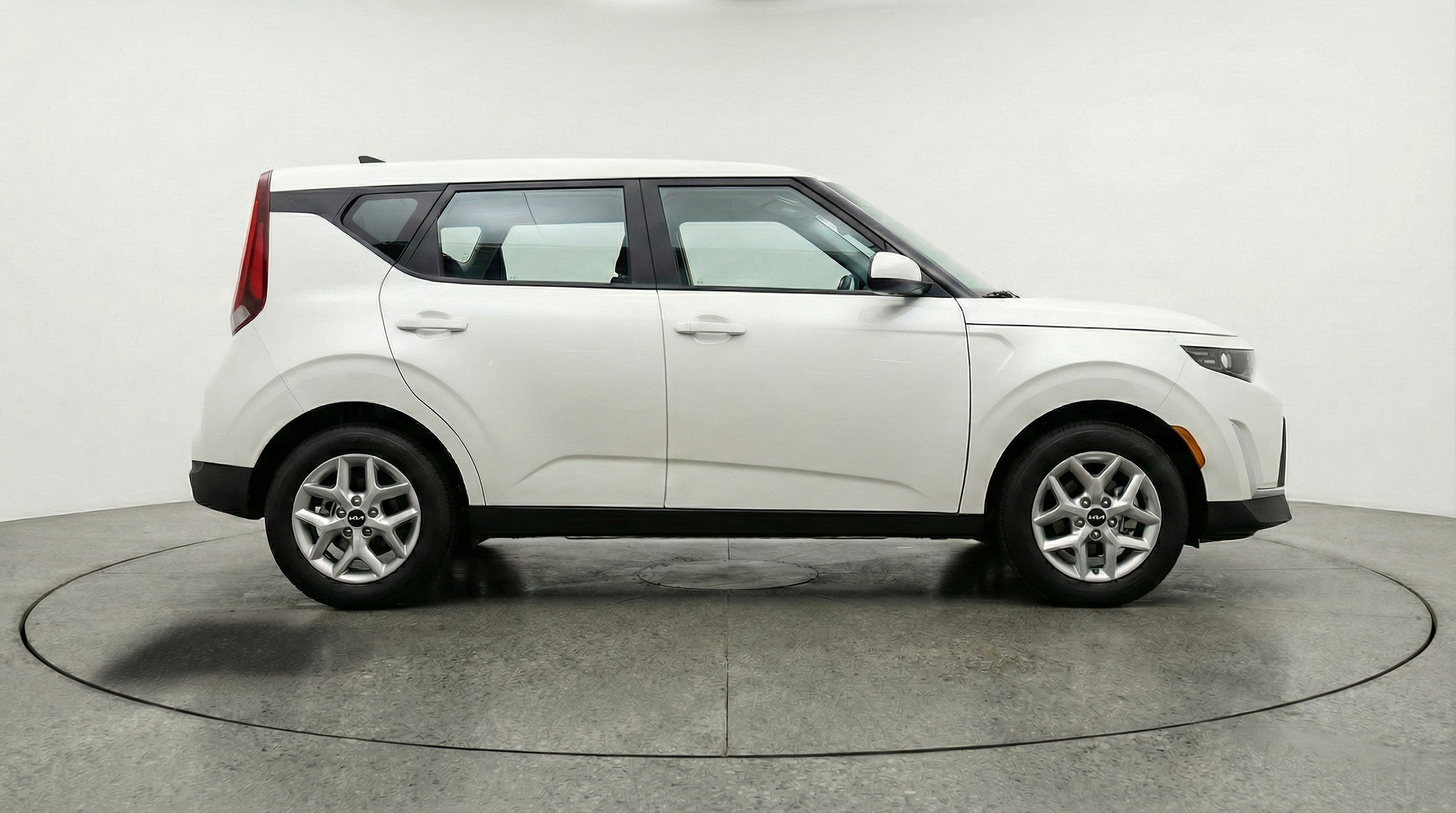 Used 2025 Kia Soul LX w/ LX Technology Package FWD image 11
