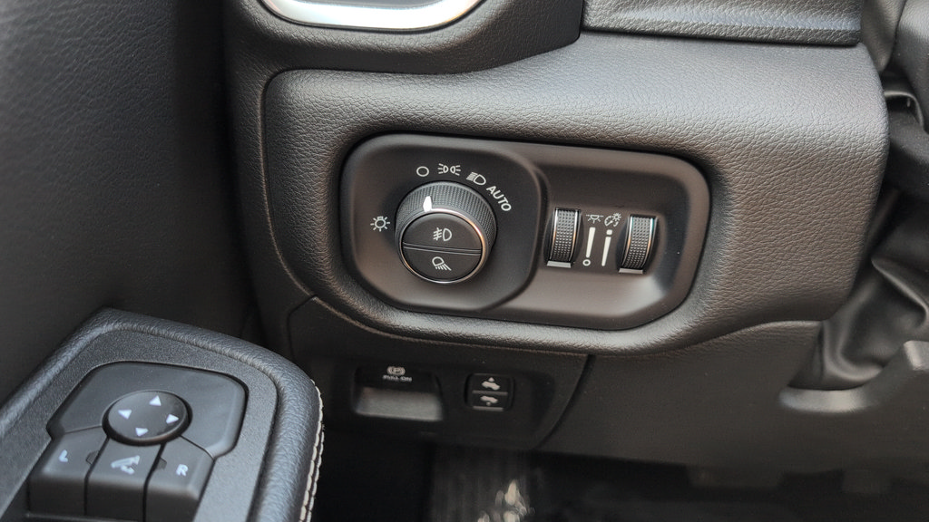 Used 2025 RAM 1500 Laramie AWD/4WD image 14