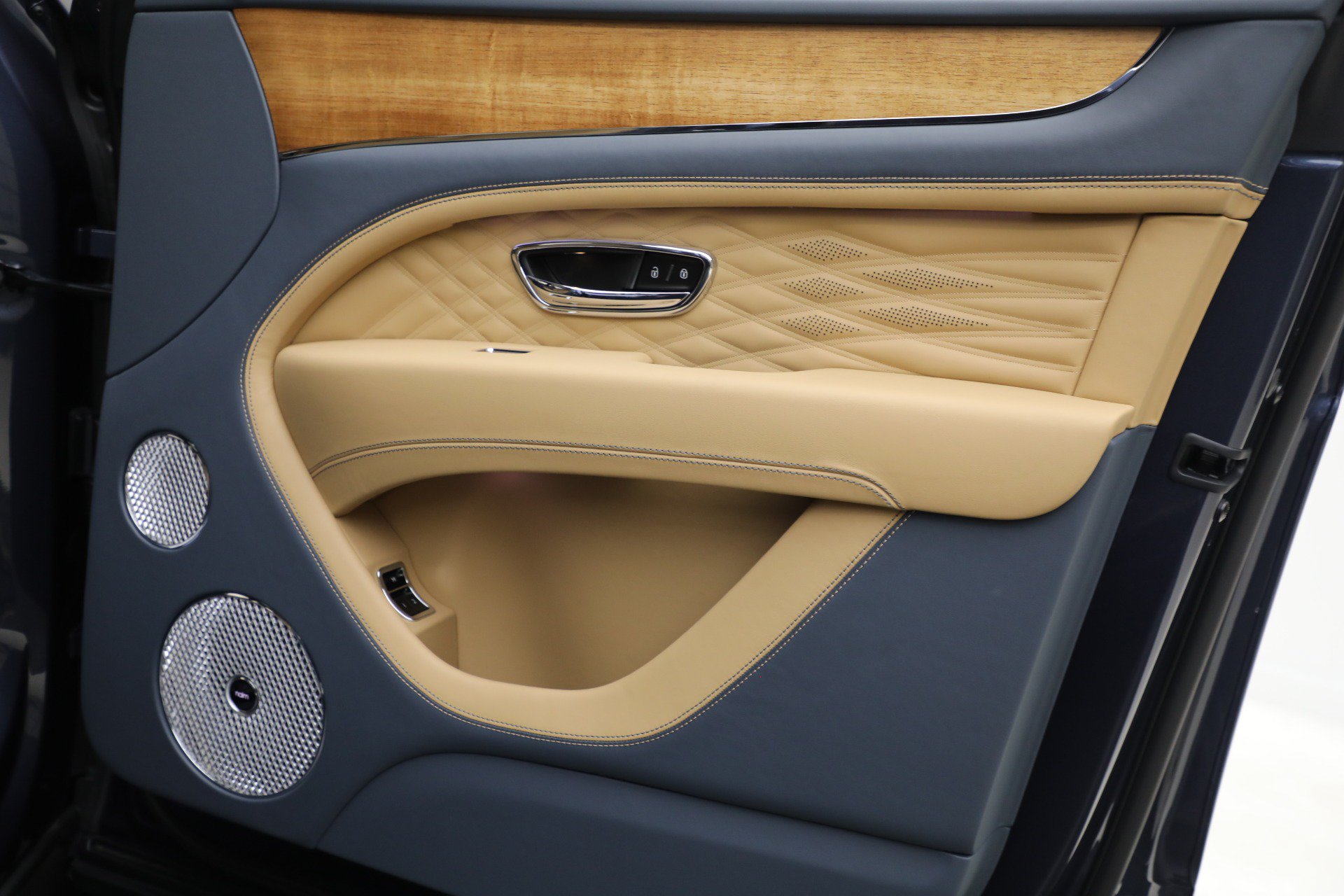 Certified 2025 Bentley Bentayga Extended Wheelbase AWD/4WD image 33