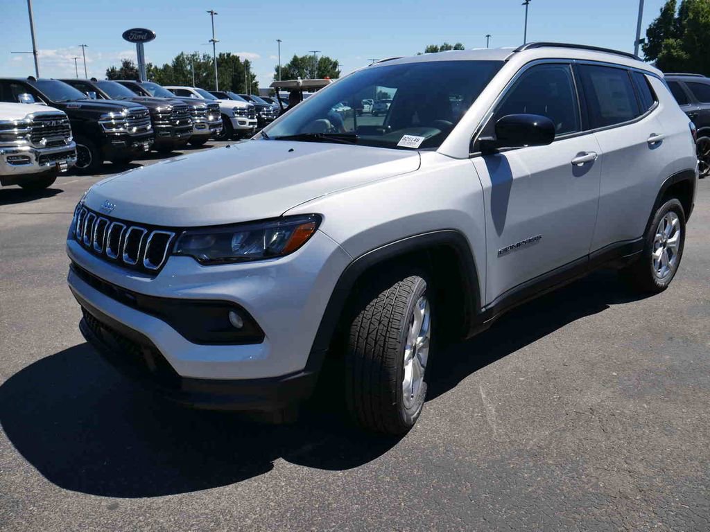 New 2025 Jeep Compass Latitude image 3
