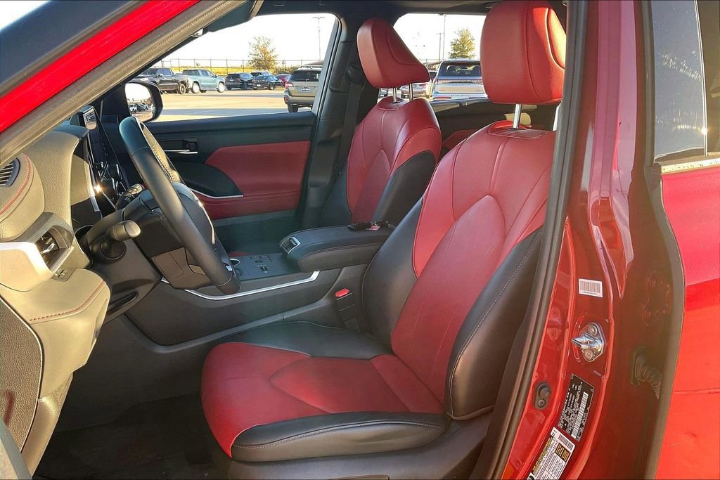 Used 2023 Toyota Highlander L image 30