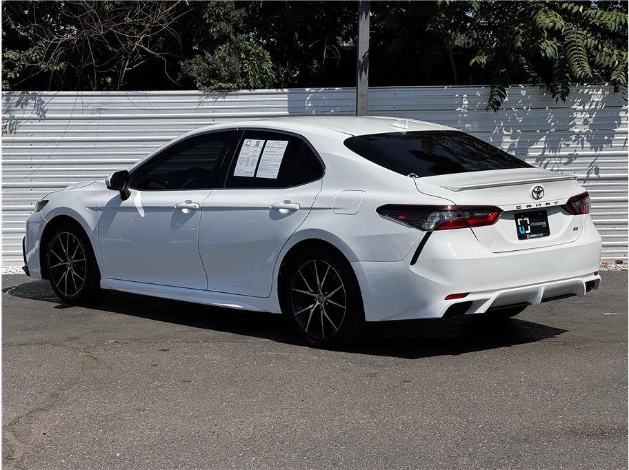 Used 2021 Toyota Camry SE FWD image 3