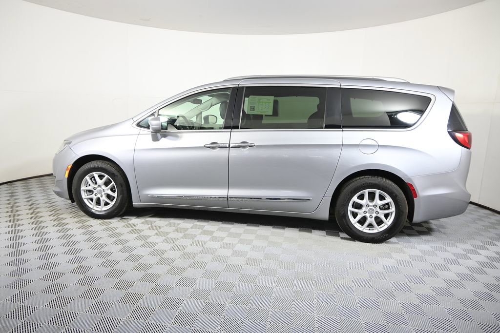 Used 2020 Chrysler Pacifica Touring-L image 3