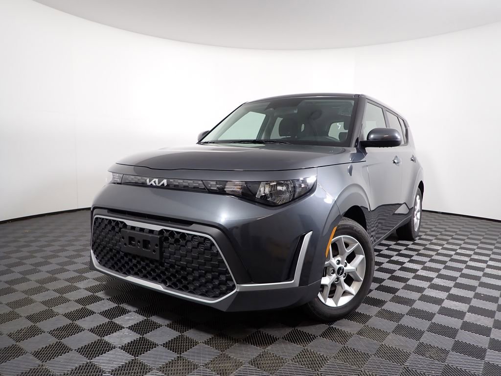 Used 2025 Kia Soul LX w/ LX Technology Package FWD image 2