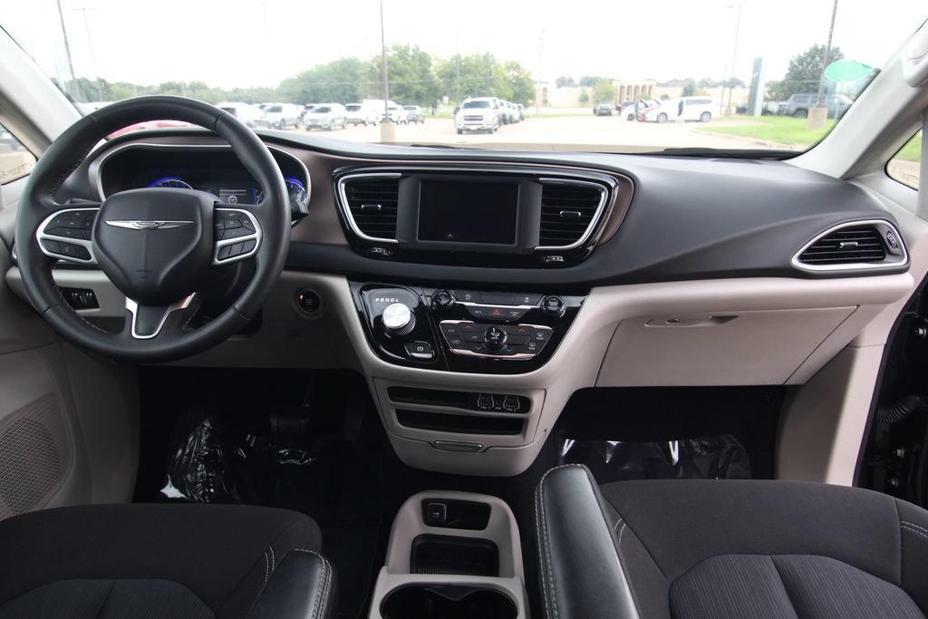Used 2022 Chrysler Voyager LX FWD image 40