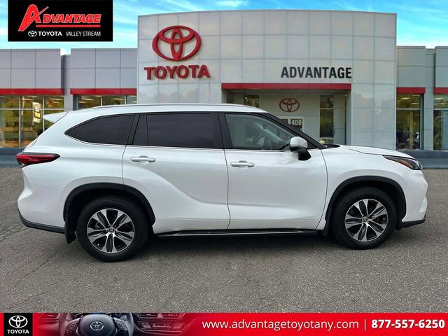 Used 2023 Toyota Highlander XLE AWD/4WD image 5