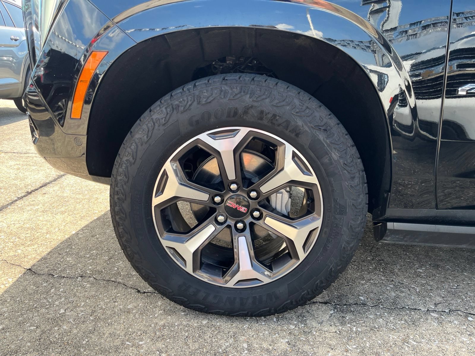 Used 2025 GMC Yukon XL AT4 Ultimate AWD/4WD image 7