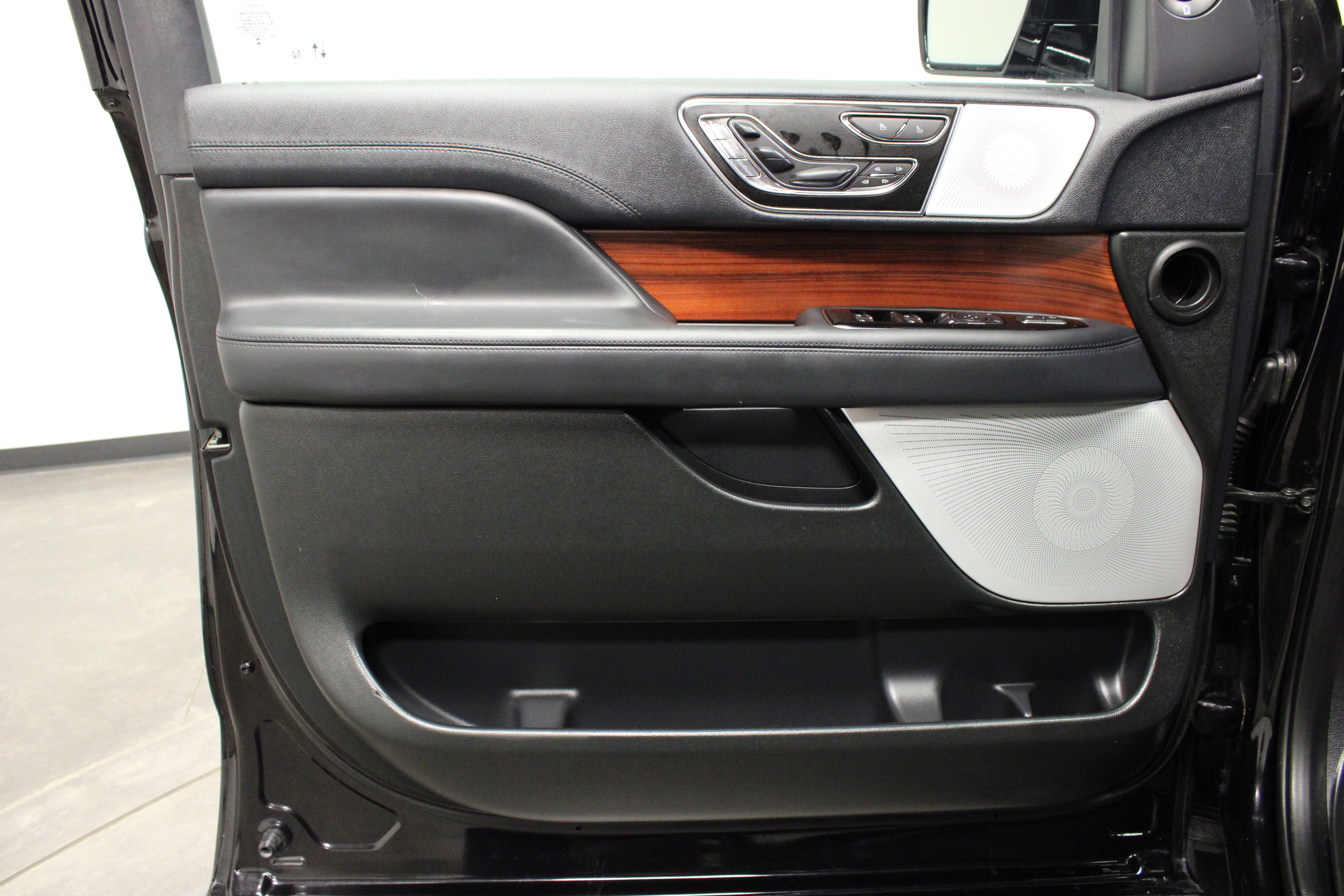 Used 2024 Lincoln Navigator Reserve image 21