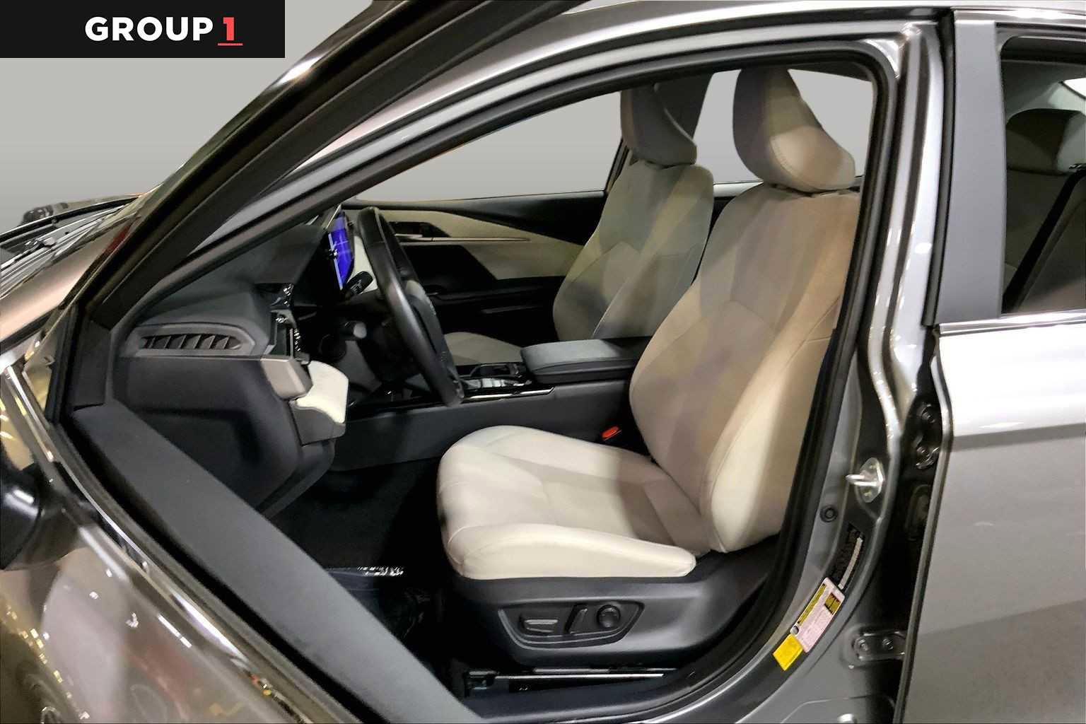 Used 2025 Toyota Camry XLE AWD/4WD image 8
