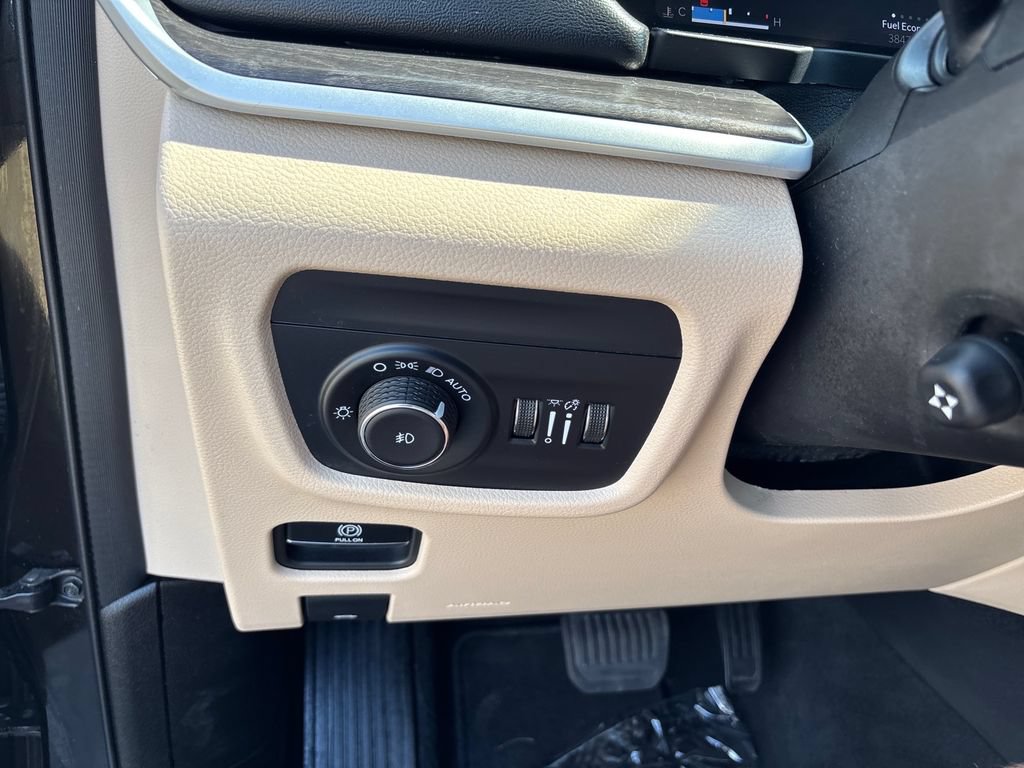 Used 2024 Jeep Grand Cherokee L Limited w/ Luxury Tech Group II AWD/4WD image 14