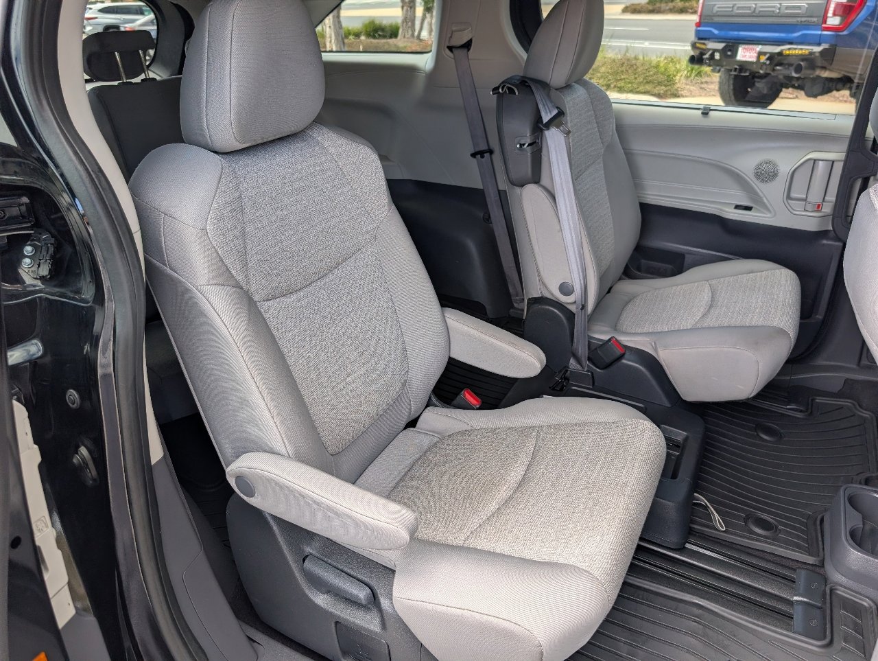 Used 2024 Toyota Sienna LE FWD image 5